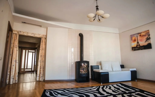 Apartment on Griboyedova 38
