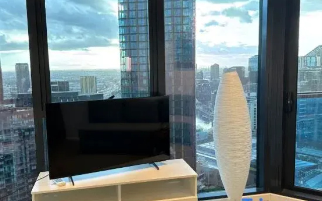 Melbourne Sky-High 2BR City Views & Free Parking