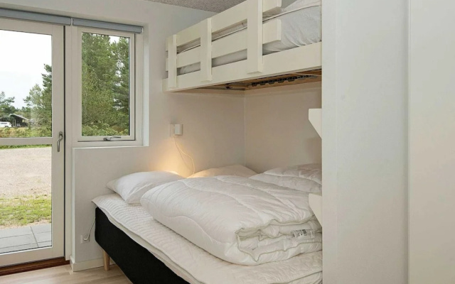 Spacious Holiday Home in Humble With Beach Nearby