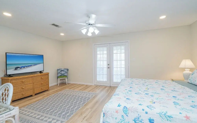 Renovated Home Near Beach and Shopping