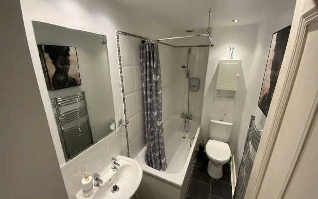 Apartment - Sleeps2 - City Centre - Parking - Yard