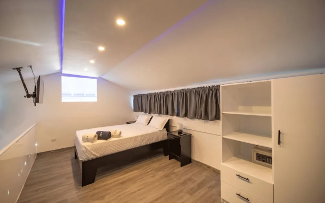 3BR Luxury Penthouse, 300m From Beach!
