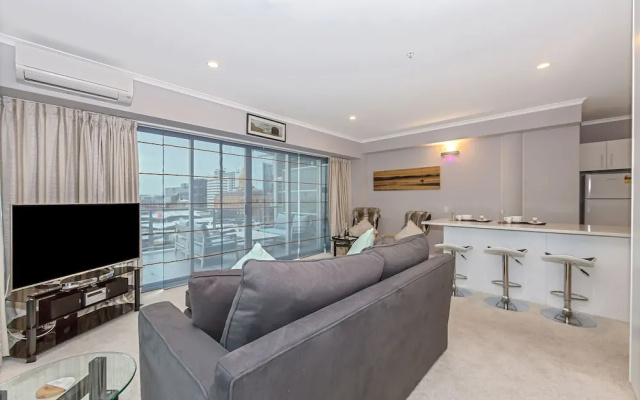 1BR Sub-Penthouse - Panoramic Views