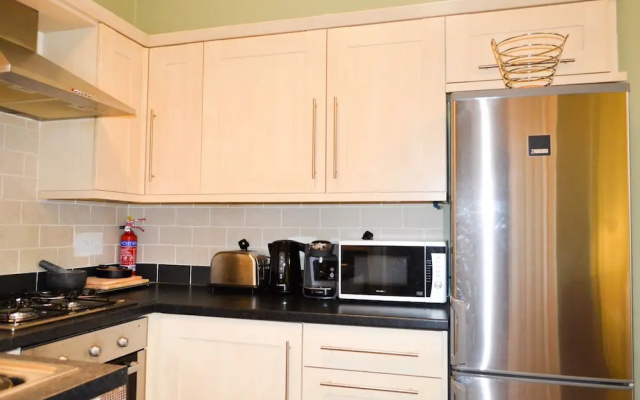 Colourful 1 Bedroom Apartment Near Edinburgh Centre