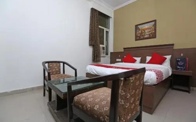 OYO 13672 Hotel Dhruv