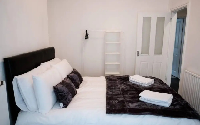 4 Bed House, Sleeps 9, Free Parking