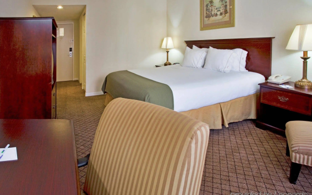 Holiday Inn Express & Suites Bradenton West by IHG