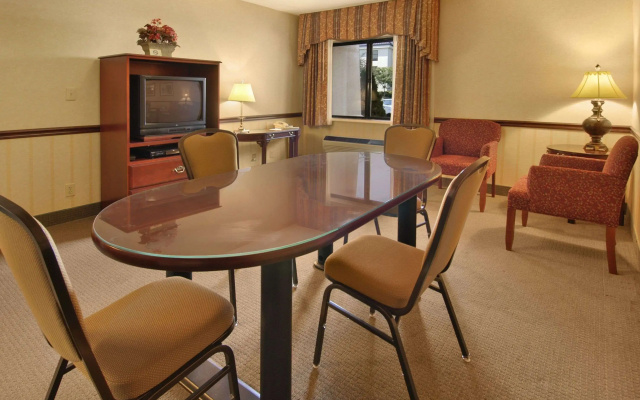 Baymont Inn & Suites - Battle Creek