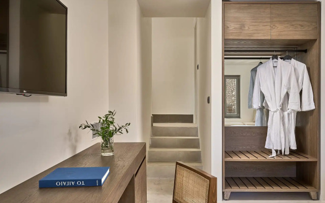 Ios Grand Pool Suites