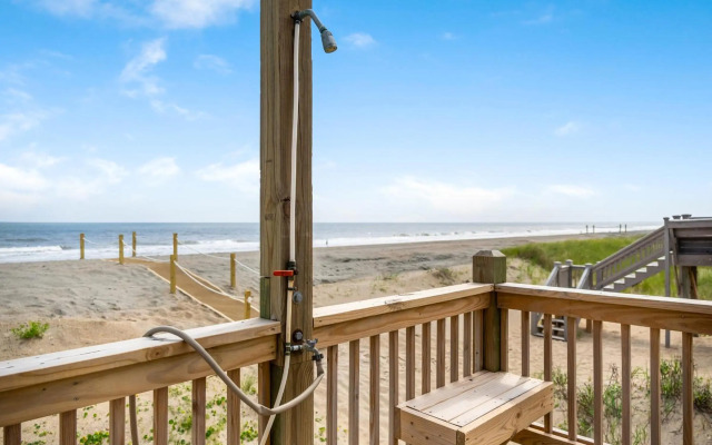 Lady Di's by Oak Island Accommodations
