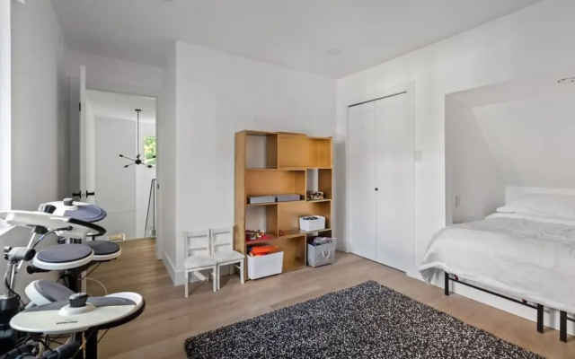 Newly Renovated 2BR Kits Home Prime Location
