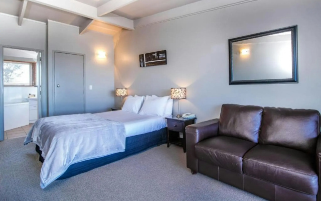 Twin Peaks Lakeside Inn