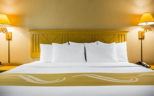 Woodland Inn & Suites
