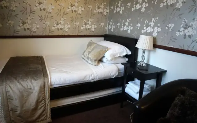 Lakeside Guesthouse