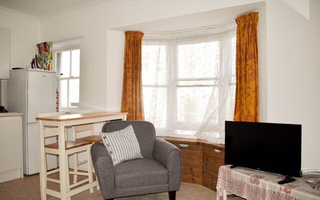 Отель 1 Bedroom Kemptown Flat in Prime Location Close to Sea Кемптаун