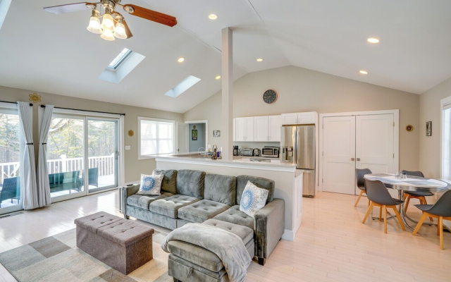 6 Mi to Tanglewood! High-end Lee Apartment