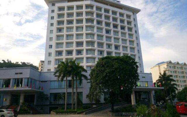 Grand Halong Hotel вид на фасад