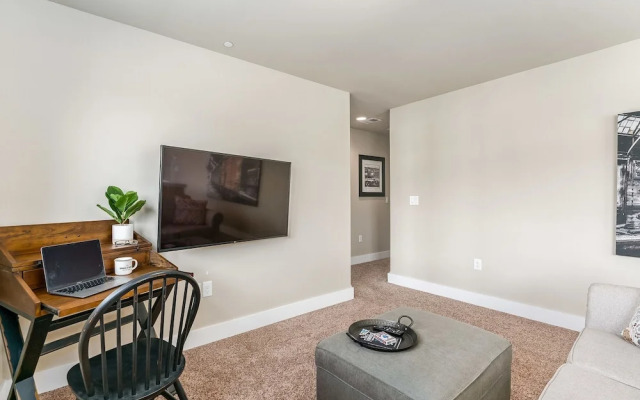 Spacious Home Near River – King Bd, Patio & Garage
