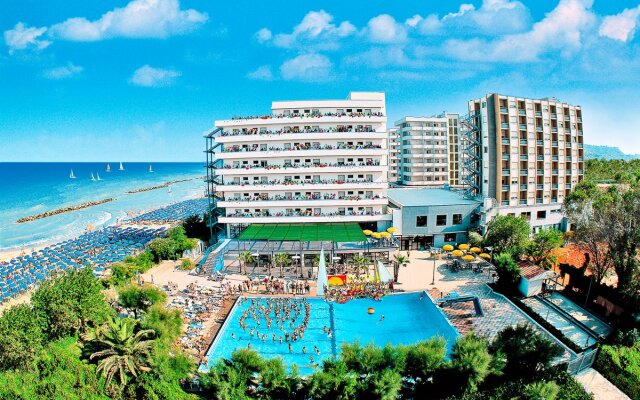 Отель Serena Majestic Hotel Residence Италия, Монтезильвано - отзывы, цены и фото номеров - забронировать отель Serena Majestic Hotel Residence онлайн вид на фасад