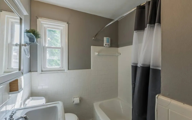 Luxurious 3br 2ba Townhouse with cozy backyard
