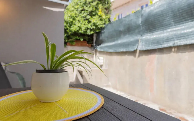 Old house with terrace - for guests on a budget