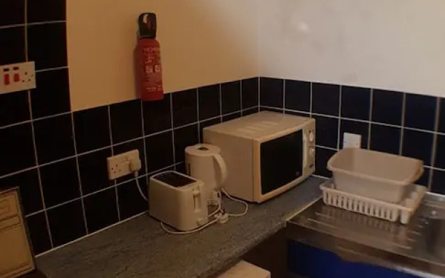 Flat - Sleeps 6 & on Street Parking