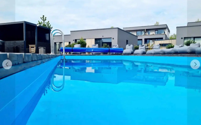 E&K apartamentai su šildomu baseinu kieme