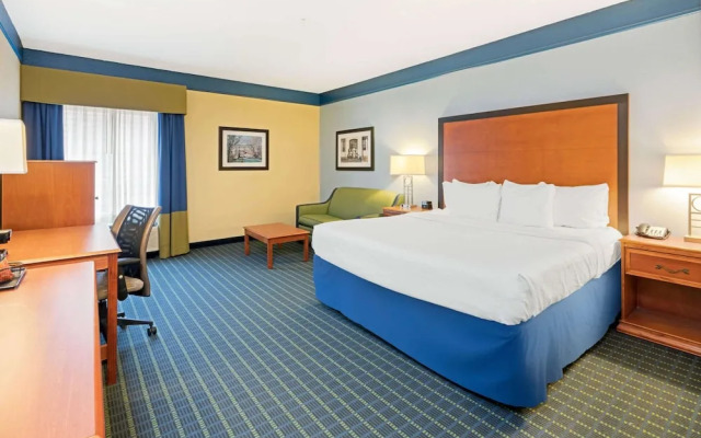La Quinta Inn & Suites Shawnee