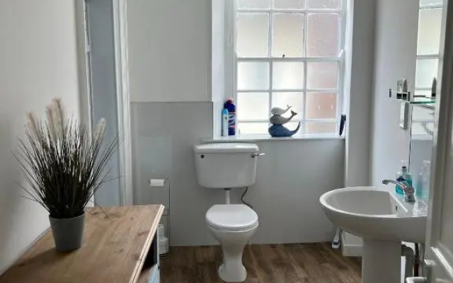 Stylish 2nd Floor Georgian 1 Bedroom Apartment