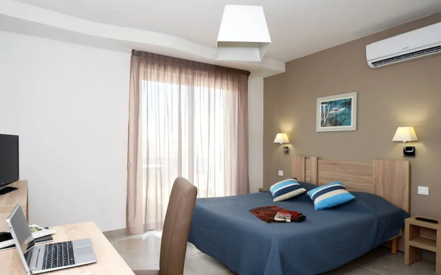 Airy Stay by the Mediterranean