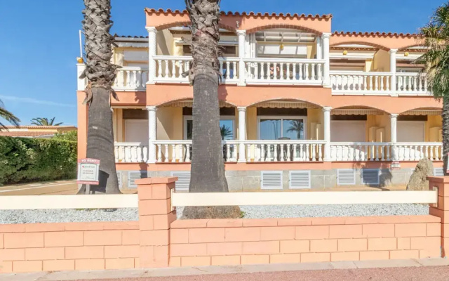 Beachfront Stay With Sea Views & Wi-fi