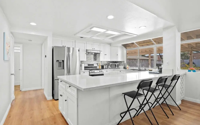 Stylish Home w Full Kitchen Garage Backyard