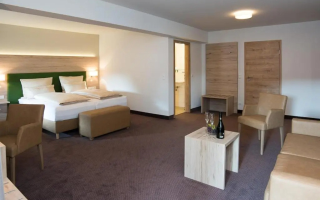 SPIEGLHOF apart