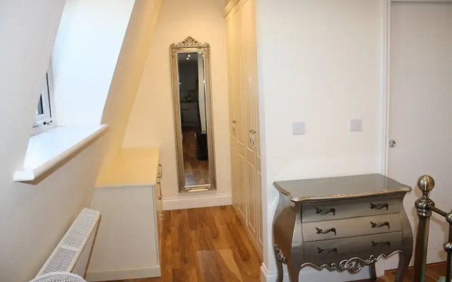 Modern apt Close to Paddington Station / Sleeps 3
