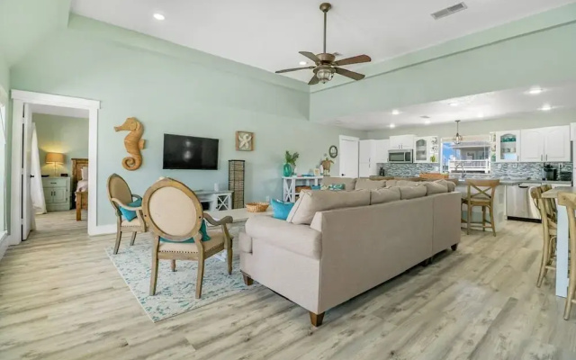 Always Sunny 3 Bedroom Home by RedAwning