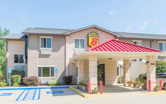 Super 8 by Wyndham Bloomington University Area