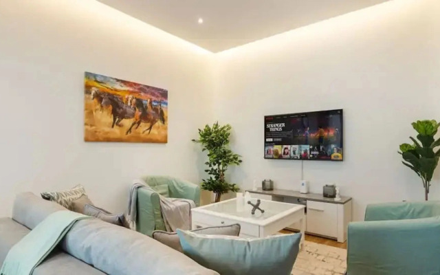 Luxury 1BR in Marina High-rise Living With Views