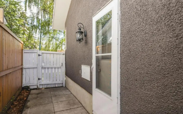 The Elm, 4 Bed Bungalow with Backyard and Firepit