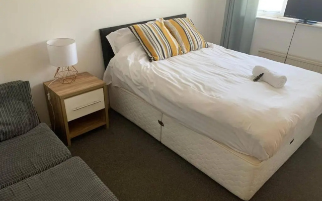 'The Rockingham' 4 double beds, Netflix TVs, WIFI, parking