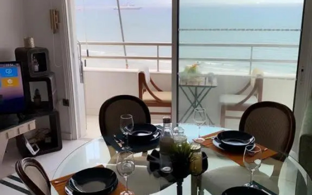 Larnaca Room, 50m to the Finikoudes beach