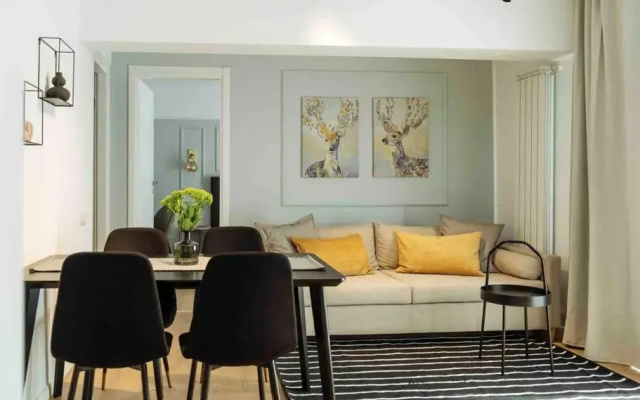 Bright 2BR Apartment - Top Location - City Balcony