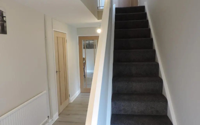 5 Bed Camberley Airport Accommodation