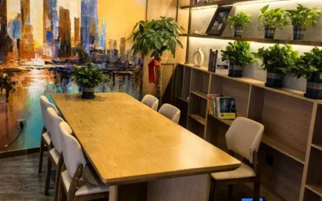 Yinman Hotel (Beijing 798 Art Center Gaojiayuan Metro Station Branch)