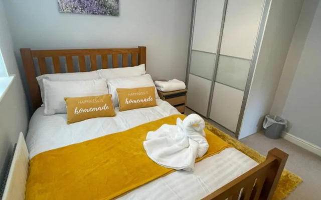 Holiday Home In Cardiff, Sleeps 8