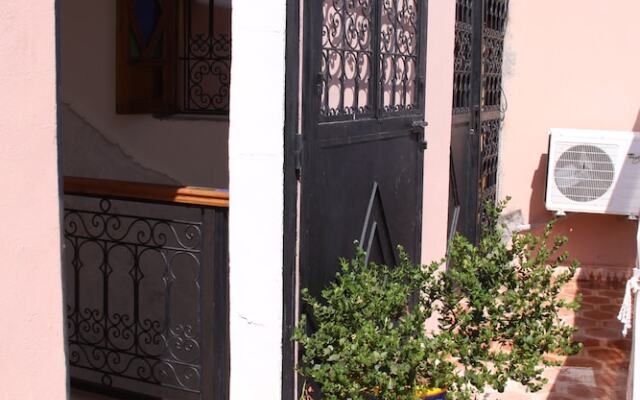 Отель Riad Porte Des 5 Jardins Марокко, Марракеш - отзывы, цены и фото номеров - забронировать отель Riad Porte Des 5 Jardins онлайн вид на фасад