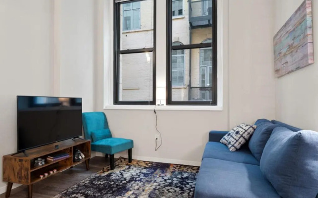 Lavish Downtown Condo with Rooftop Lounge 337