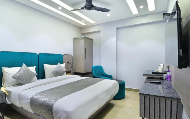 HOTEL UPTOWN - Luxury Restaurant & Rooftop Near Connaught Place