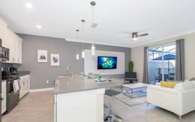 Gorgeous Storey Lake 4BR