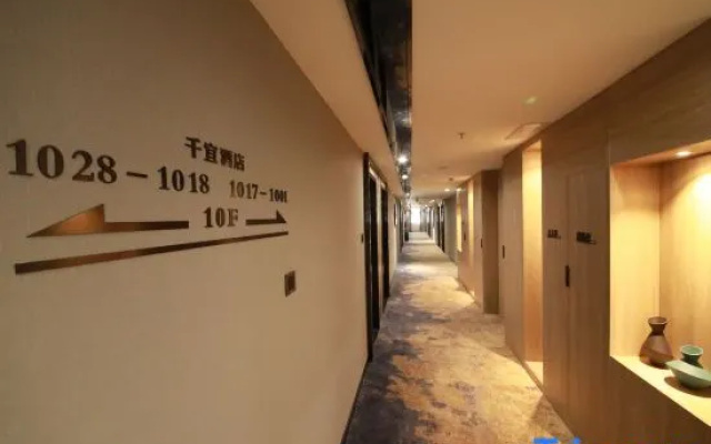 Qianyi Hotel (Yulin Jincheng Center Pedestrian Street Store)