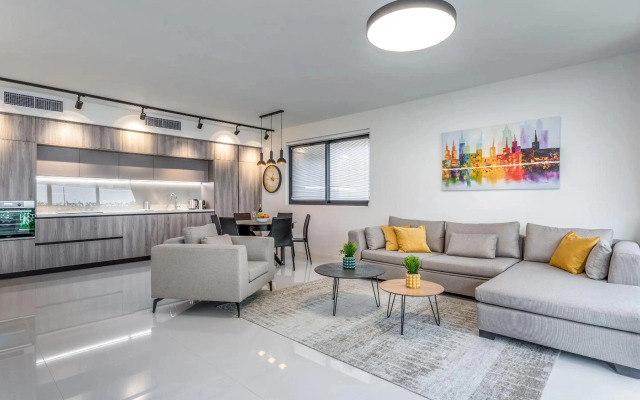 Spacious & Design 2BDR W/ balcony and parking